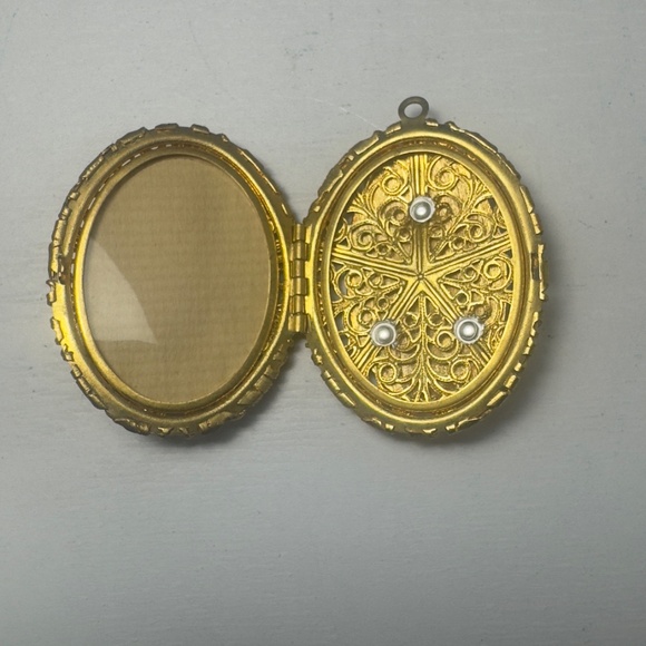 Small Vintage Locket - Picture 3 of 4